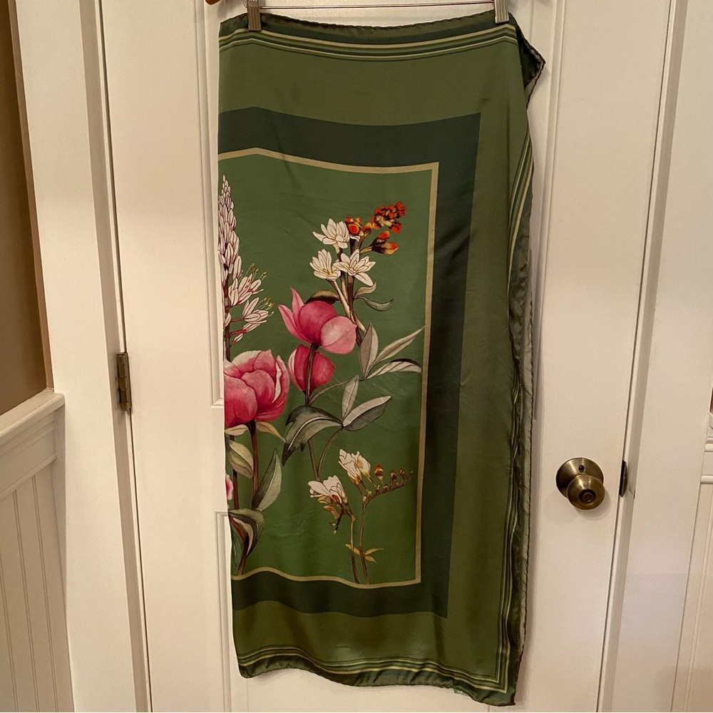 IBERDROLA SCARF LARGE SILK SQUARE GREEN PINK WHITE FLORAL - Picture 7 of 9